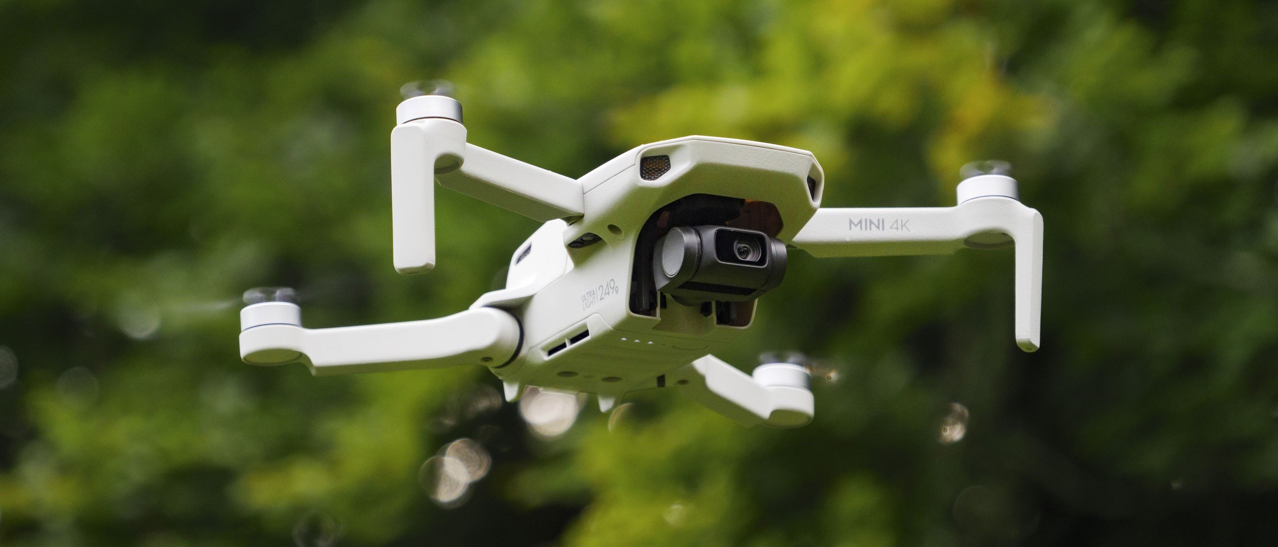 DJI Mini 4K-dronen i en hånd, som viser hvor liten den er